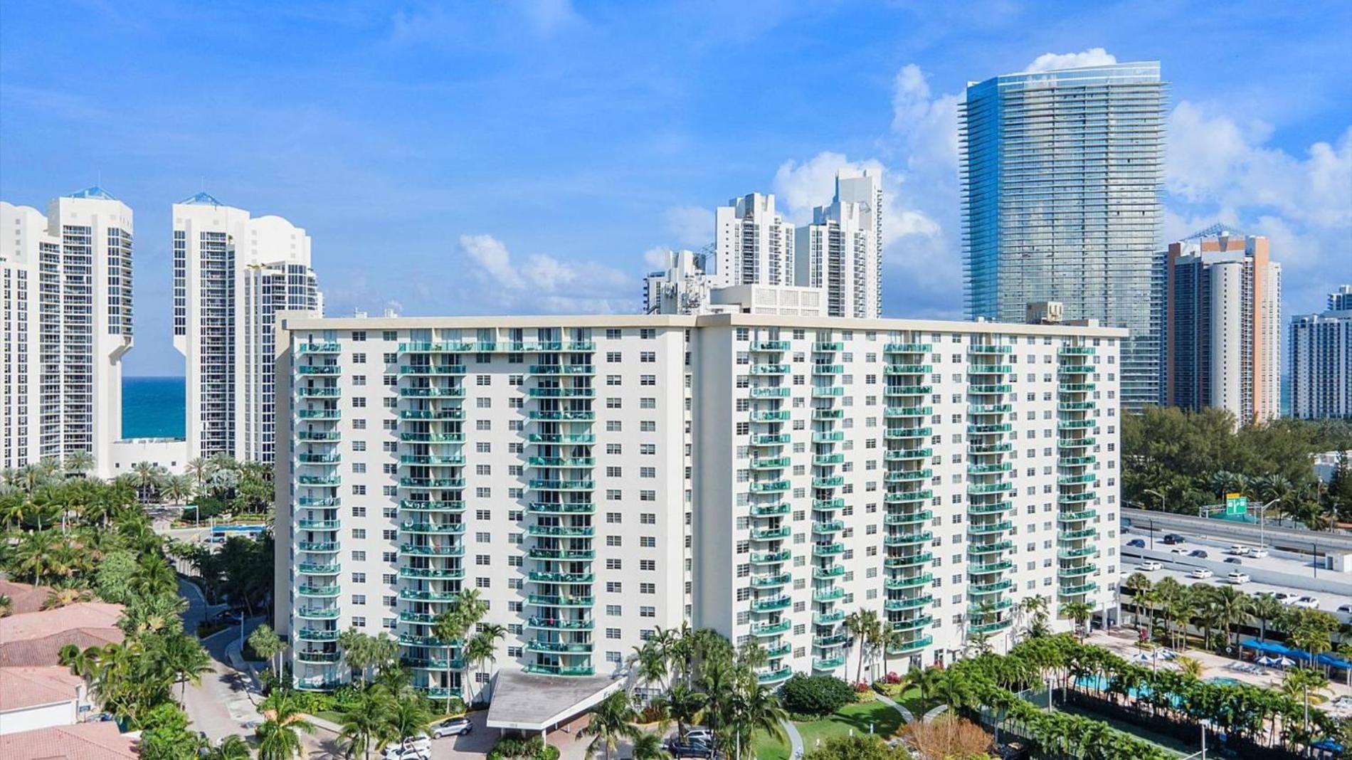 Ocean Reserve Luxury Condos Across From Sunny Isles Beach Miami Beach Esterno foto